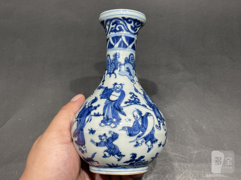 明万历 青花八仙人物纹盘口瓶 - 图5